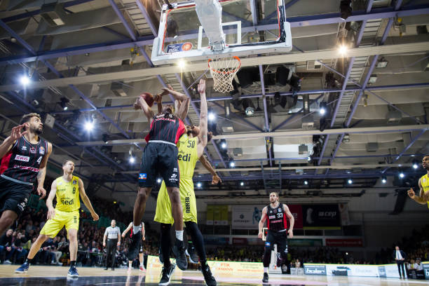 中立足的基 中立足的基